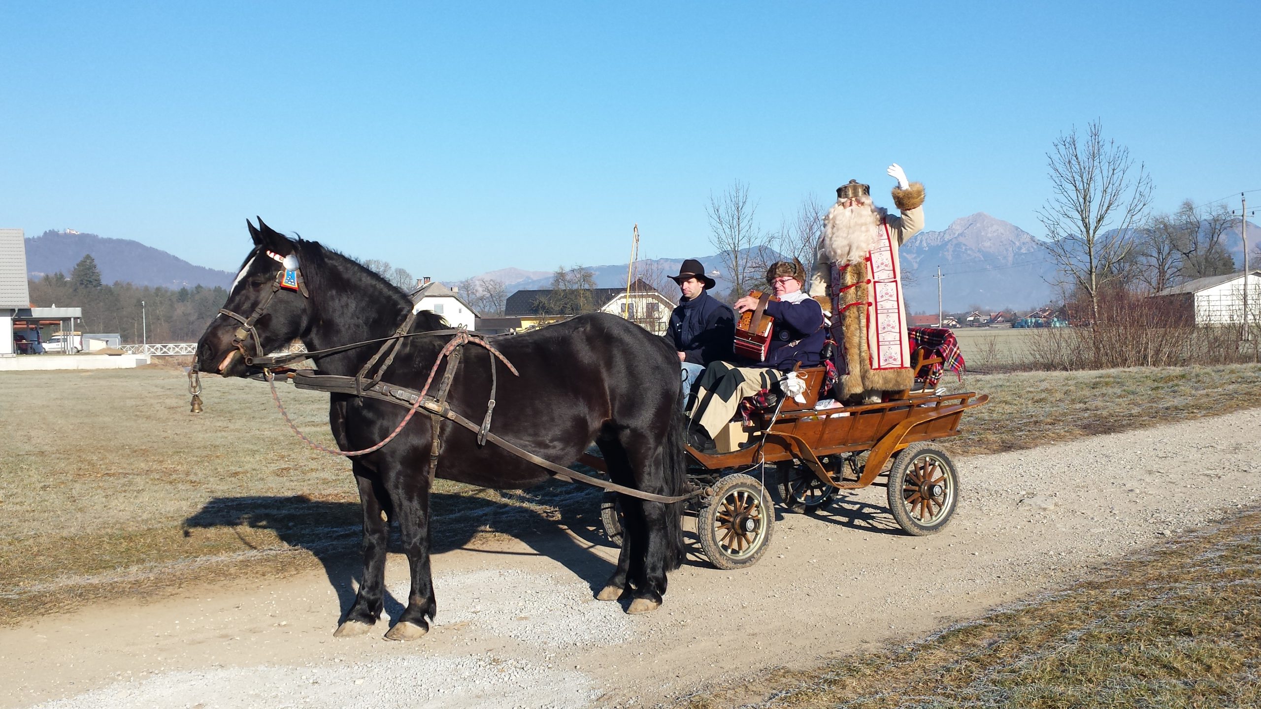 Dedek_Mraz_s_kočijo_Šutna,_Žabnica,_Slovenija_december_2016 Dedek Mraz